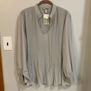 NWT H&M V-Neck Long Sleeve Pleated Blouse | Lightweight Loose Fitting Top Medium